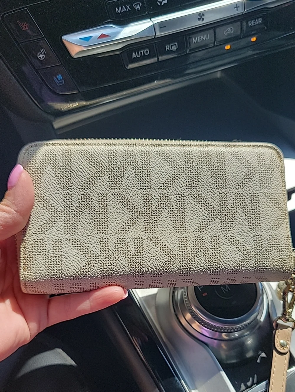 Michael Kors Jet Set Signature Logo Continental Wallet In Vanilla